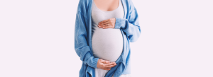 Linda mulher grávida abraçando sua barriga em fundo branco. Gestante esperando o parto durante a gravidez.