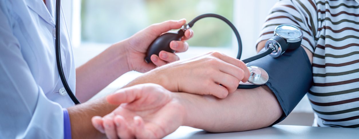 Qual é a relação entre a pressão arterial e o declínio cognitivo?
